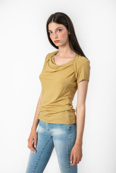 חולצת קצרה מעוצבת בגוון צהוב