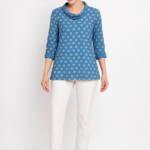 חולצת בצבע תכלת עם עיגולים-דגם פרג